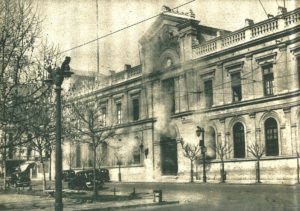 1200px-Casa_Central_U_de_Chile_-_Masacre_Seguro_Obrero