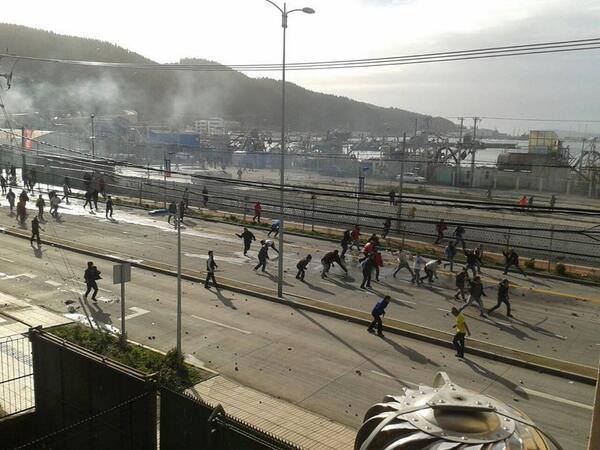 Pescadores protestan en Talcahuano y se enfrentan a FFEE